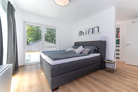 Schlafzimmer Stadtvilla mit Walmdach von HELMA Eigenheimbau AG Schlafzimmer Stadtvilla mit Walmdach von HELMA Eigenheimbau AG