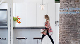 Der Reflektor aus facettiertem Kristallglas im Inneren des mundgeblasenen Kegelschirms beleuchtet den Boden direkt und die Decke sanft und effektvoll. Erhältlich ist die „Annex Suspension“ in drei Größen.