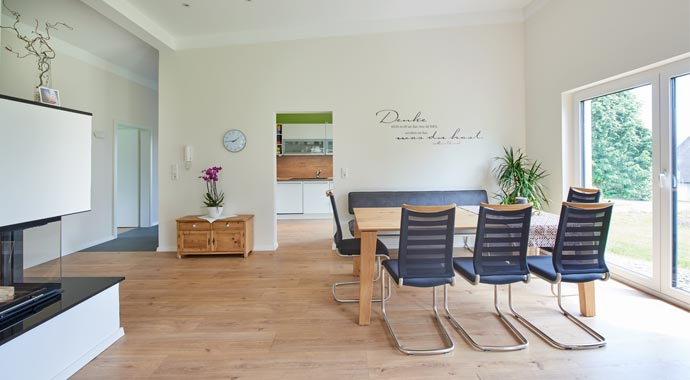 Wohnbereich Bungalow Nivelo von Fingerhut Haus