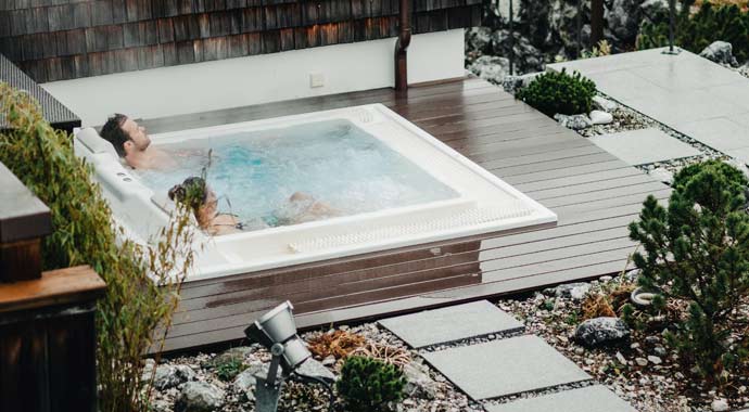 Symbolbild Outdoor-Whirlpool