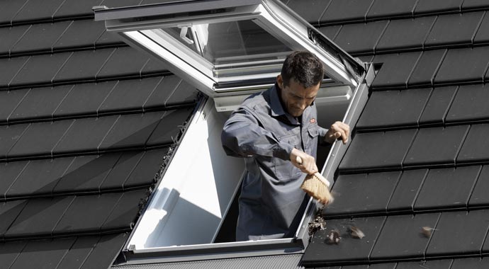 Laub und Schmutz bei Dachfenstern regelmäßig entfernen
