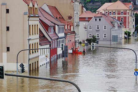 Straßenzug unter Hochwasser Straßenzug unter Hochwasser