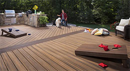 Terrassendielen von Trex bestehen zu 95 Prozent aus recycelten Materialien: Plastiktüten, Holzabfälle und Sägemehl. Kein Baum wird gefällt, kein Regenwald gerodet.