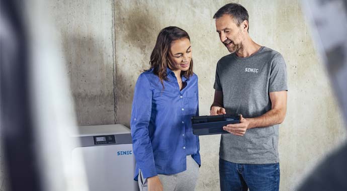 SENEC-Installateur im Kundengespräch SENEC-Installateur im Kundengespräch