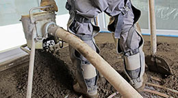 Zementestrich ist feuchtigkeitsbeständig und daher bestens geeignet, um in Nassräumen, wie zum Beispiel dem Badezimmer, eingesetzt zu werden. Foto: Fotolia