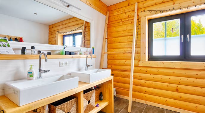 Badezimmer Blockhaus FINNARI von LéonWood