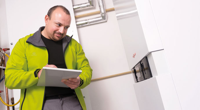 Handwerker beim hydraulischen Abgleich Handwerker beim hydraulischen Abgleich