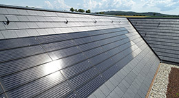 Schieferdach mit Photovoltaik von Rathscheck