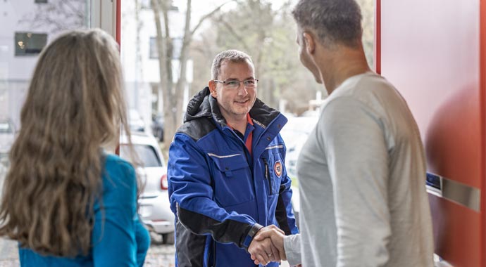 Handwerker beim Beratungsgespräch