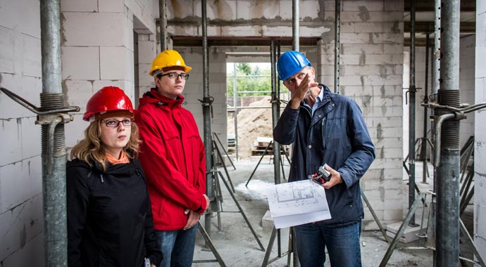 Beratungsgespräch auf der Baustelle Beratungsgespräch auf der Baustelle