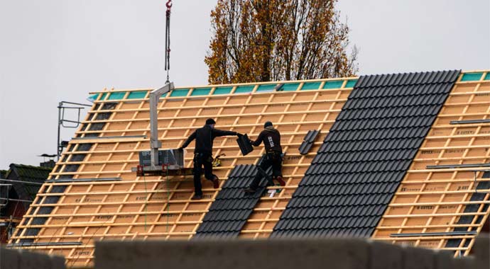 Dachdecker bei der Arbeit