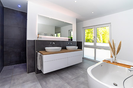 Badezimmer Stadtvilla mit Walmdach von HELMA Eigenheimbau AG Badezimmer Stadtvilla mit Walmdach von HELMA Eigenheimbau AG