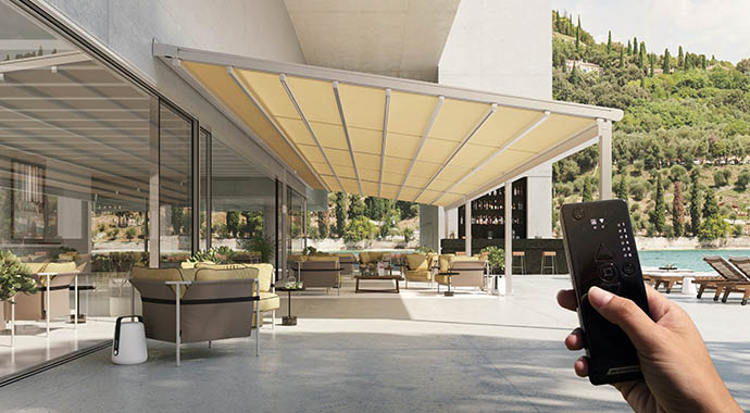 Funkgesteuerte WAREMA Produkte im Außenbereich wie Pergola-Markisen oder Lamellendächer lassen sich mühelos in die KNX Gebäudeautomation integrieren.
