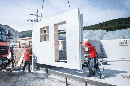 Bauarbeiter bei der Montage eines Fertigkellers von Glatthaar Keller Bauarbeiter bei der Montage eines Fertigkellers von Glatthaar Keller