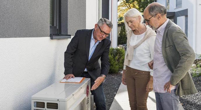 Kundengespräch zu einer neuen Luft-Wärmepumpe Kundengespräch zu einer neuen Luft-Wärmepumpe