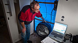 Blower-Door-Test durch einen Bausachverständigen