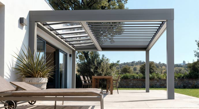 Modernes Kombi-Überdachungssystem an einer Hausfassade, das ein festes Glas-Lichtband für maximalen Lichteinfall mit flexibel drehbaren Aluminium-Lamellen kombiniert.