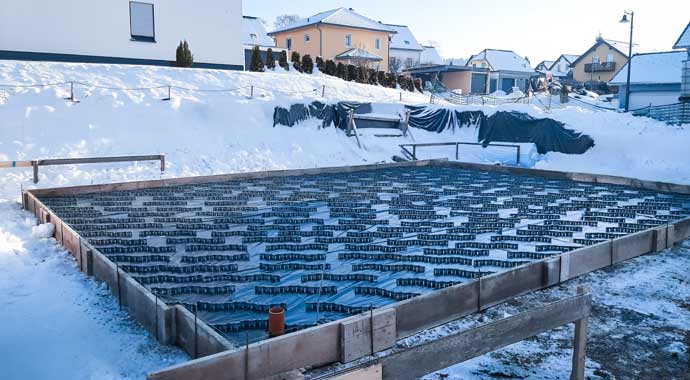 Kellerbau im Winter mit Glatthaar Keller