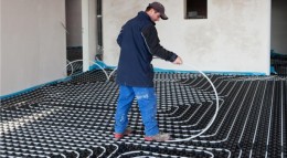 Fußbodenheizung Die Heizungsrohre der Fußbodenheizung werden in Noppenplatten verlegt.