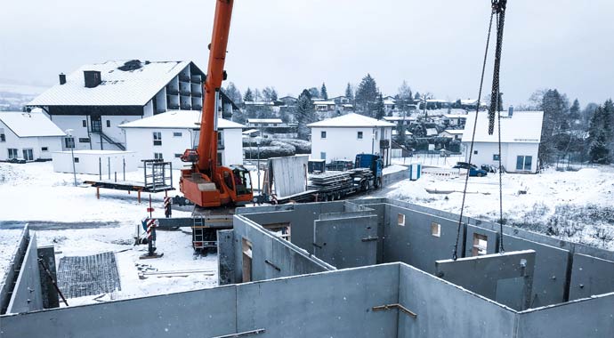 Kellerbau im Winter mit Glatthaar Keller
