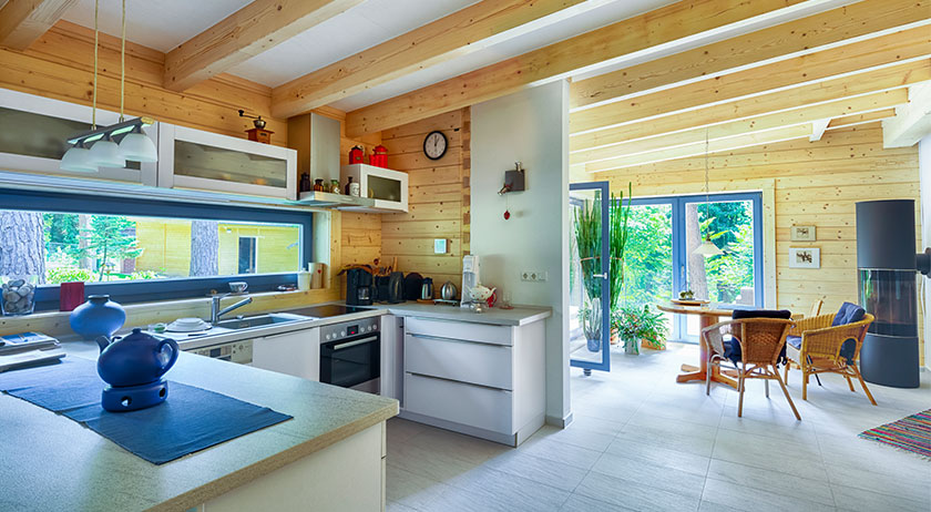 Léonwood Blockhaus Kalevala Küche und Essbereich