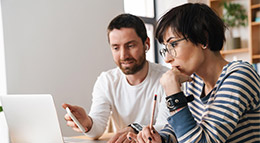 Paar bei der Planung