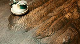 Die so genannte „Ölwäsche“ mit natürlichem Pflegeöl von Leinos bringt Holzböden wieder zum Glänzen.