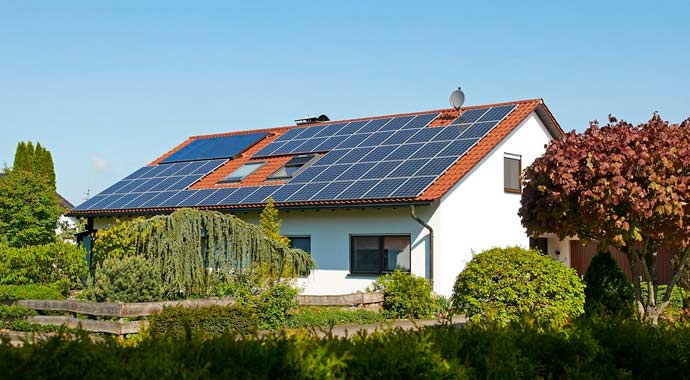 Einfamilienhaus mit Photovoltaik-Anlage Einfamilienhaus mit Photovoltaik-Anlage