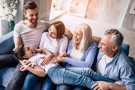 Familie auf dem Sofa
