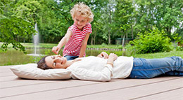 Die WPC-Terrassendielen von megawood bestehen zu über 70 Prozent aus Holz, veredelt mit Polymer-Technologien. Dadurch sind sie laut Hersteller sehr widerstandsfähig und langlebig. 